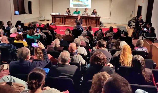 El Aula Magna de La Nave se quedó pequeña para acoger la asistencia a la presentación de los Comités de Reconstrucción de las zonas afectadas por la DANA