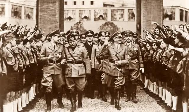 Los dictadores fascistas Adolf Hitler y Benito Mussolini llegan a la Sala Massenzio en Roma, Italia, el 5 de mayo de 1938. (Keystone / Getty Images)