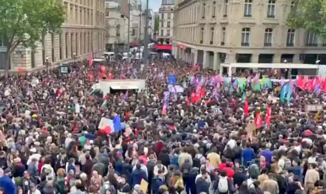 Bandera roja, bandera tricolor en la multitud popular de la manifestación antifascista del 15 de junio de 2024 en París.