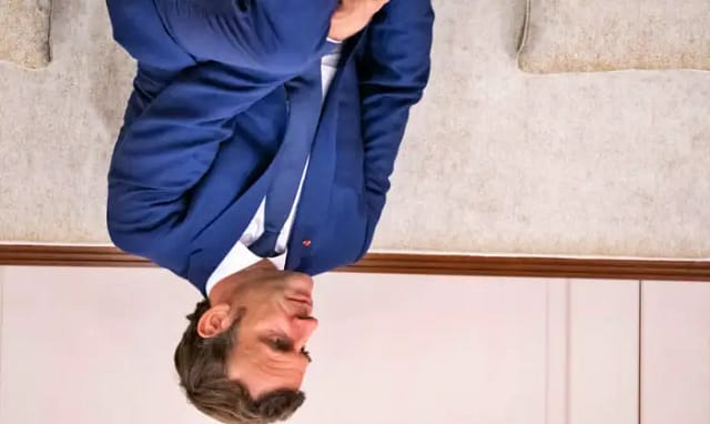 Foto del presidente Macron cabeza abajo