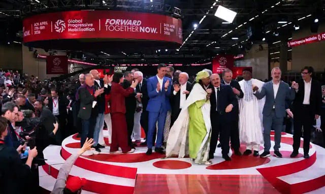 La cumbre de los espejos: 42 millones de euros para fotografiarse contra el fascismo.