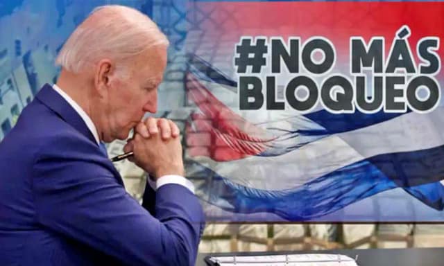 Foto de Joe Biden firmando medidas por Cuba