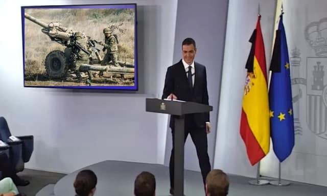 Rueda de prensa de Pedro Sánchez con foto de armamento añadida