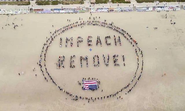 Manifestantes forman una pancarta humana que dice "Impeachment & Remove" en Ocean Beach durante una protesta contra el presidente de Estados Unidos, Donald Trump, en San Francisco, el sábado 19 de abril de 2025. (Stephen Lam/San Francisco Chronicle vía AP)