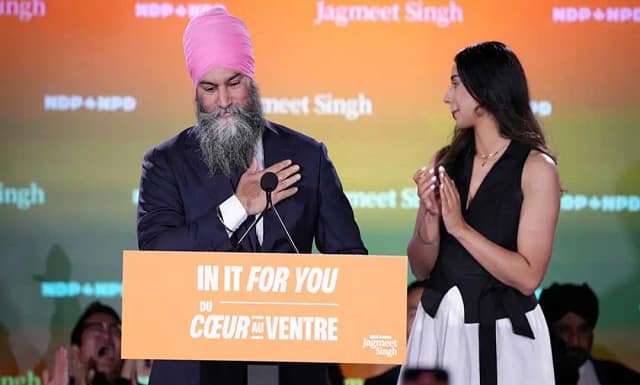 El nuevo líder del Partido Democrático, Jagmeet Singh, se dirige a sus partidarios acompañado por su esposa Gurkiran Kaur en la sede de su campaña la noche de las elecciones, en Burnaby, Columbia Británica, el 28 de abril de 2025. El NDP perdió el estatus de partido oficial en el Parlamento, y Singh perdió su propio escaño. | Ethan Cairns / The Canadian Press vía AP