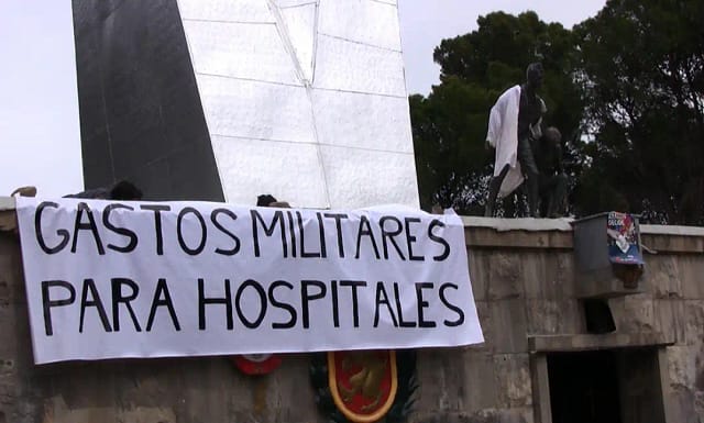 Pancarta colgada denunciando gasto militar