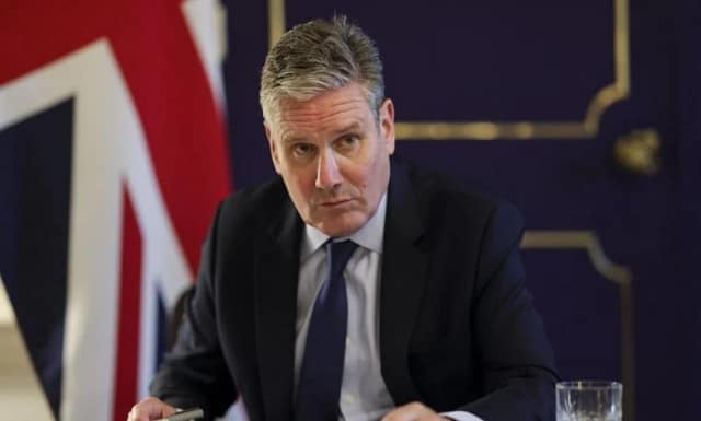 Inmigrantes: el primer ministro laborista británico se alinea con la extrema derecha.