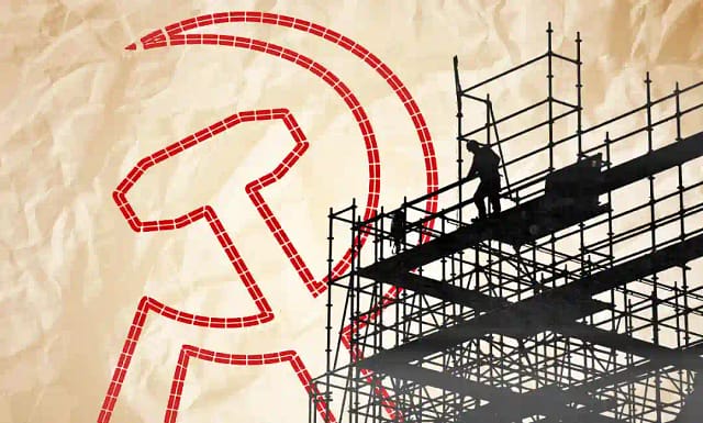 Construcción de un edificio con fondo de la hoz y el martillo