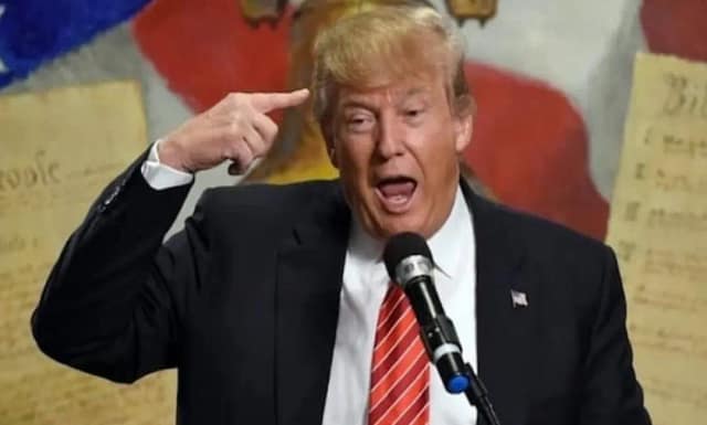 Foto de Donald Trump vociferando