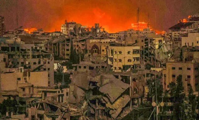 Las llamas y el humo aumentan mientras los ataques israelíes continúan en Gaza, Gaza, el 30 de octubre de 2023.Ali Jadallah / Anadolu / Gettyimages.ru