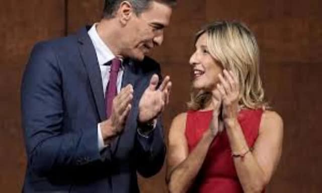 Pedro Sánchez y Yolanda Díaz aplaudiendo