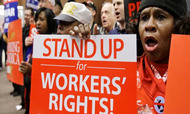 Guerra global contra los derechos de los trabajadores a medida que crece el poder de la derecha.