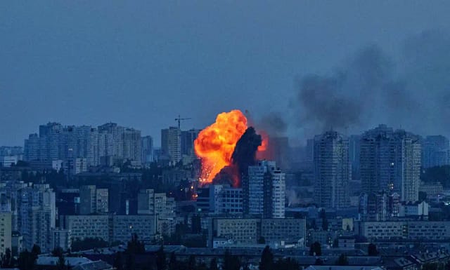 La guerra en Ucrania se intensifica mientras Rusia advierte sobre una guerra nuclear si fracasan las negociaciones de paz.