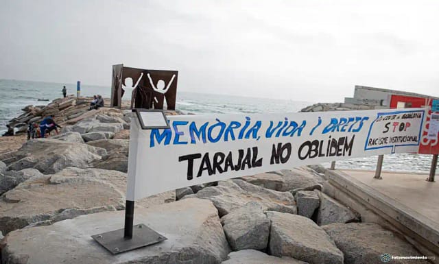 Una pancarta en una manifestación en memoria de las víctimas de la masacre de migrantes de 2014 en el Tarajal, 2021 (vía Fotomovimiento en Flickr).