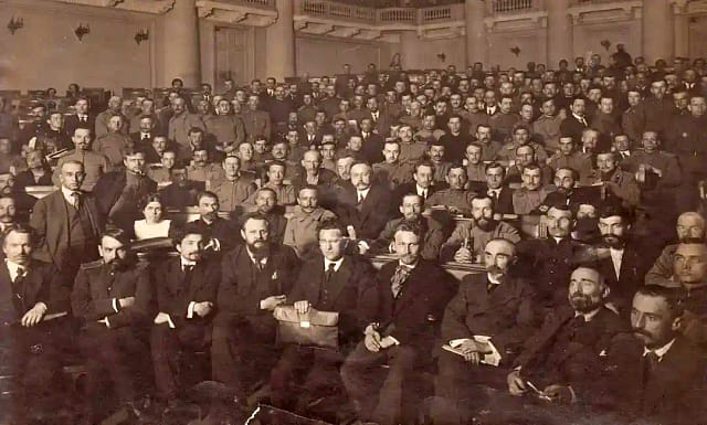 Miembros del Soviet de Petrogrado (1917). Foto de dominio público tomada de Wikimedia Commons.