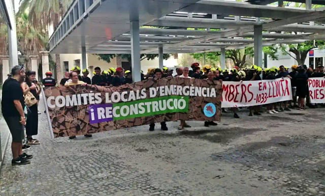 Delegación de los Cler ante la Diputación, junto con los bomberos del Consorcio