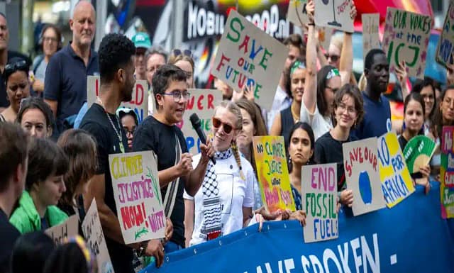 Activistas climáticos expresan su opinión fuera de la Corte Internacional de Justicia (CIJ) en La Haya.