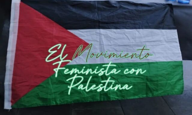 Bandera desplegada por el Movimiento feminista de Murcia