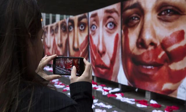 Hace falta todo un pueblo para violar a una mujer. En España, ocurre cada 8 horas de media.