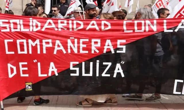 Pancarta de solidaridad con las 6 de La suiza