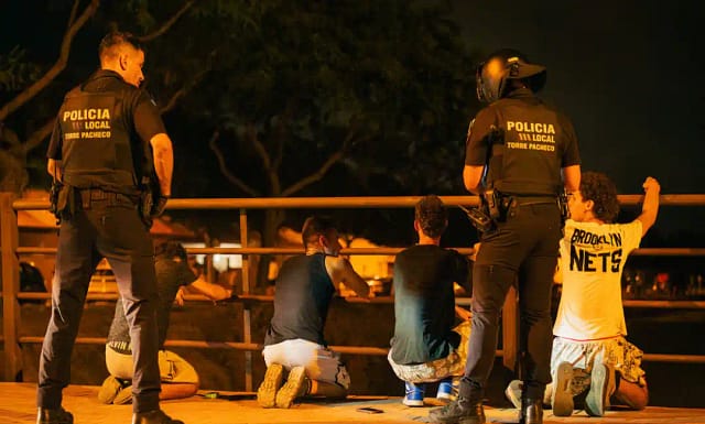 Foto de policias en Torre Pacheco controlando a la gente