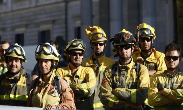 Sindicatos critican la inacción del gobierno sobre bomberos forestales.