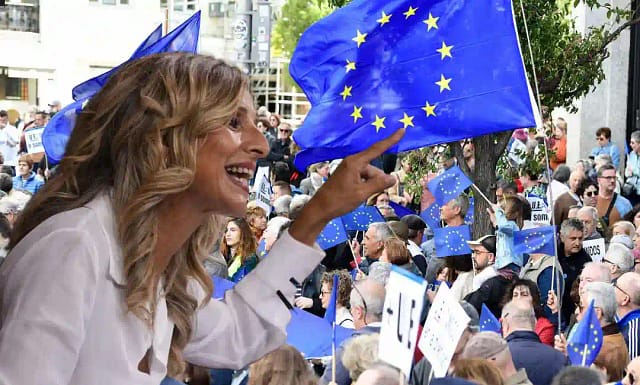 Foto de Yolanda Díaz y manifestación en madrid por la UE