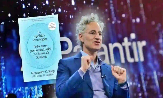 Foto de archivo de Alexander Karp y su libro