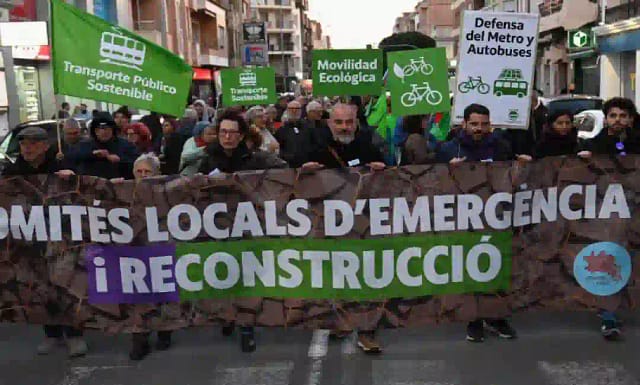 Foto retocada por IA de los CLER exigiendo transporte sostenible