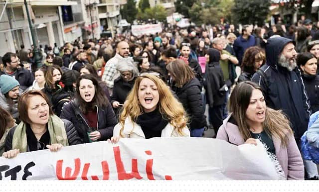 Huelga general en Grecia para exigir aumentos salariales, el fin de la austeridad y justicia para las víctimas del accidente ferroviario de Tempi.