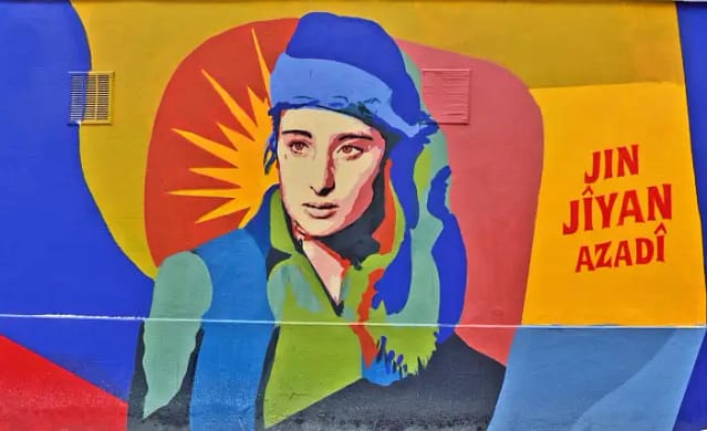 El lema del reciente movimiento promujer de Irán se traduce de un eslogan kurdo que captura claramente la ideología de la política feminista de la región. Aquí un mural muestra el original kurdo. HERZI PINKI/CREATIVOS COMUNES
