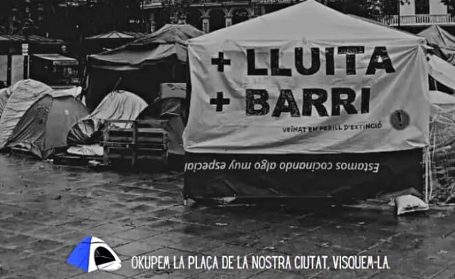 Cartel del comunicado de la acampada por la vivienda en la Plaza del Ayuntamiento de Valencia