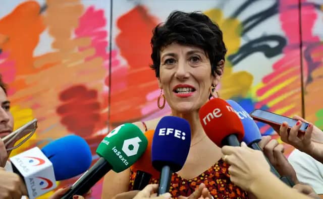 Foto de la ministra presentando la "revolución" de las pensiones pactada