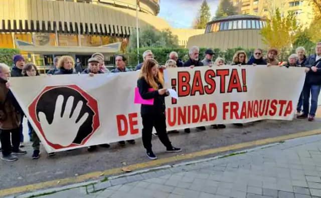Pancarta contra la impunidad frente al crongreso