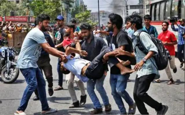 Estudiantes trasladan herido por la policía