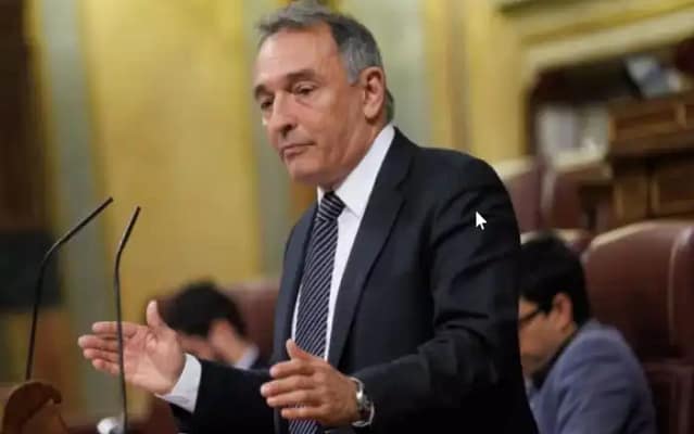 Enrique Santiago discurseando en las Cortes