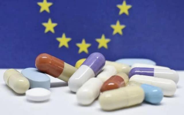 medicamentos sobre bandera de la UE