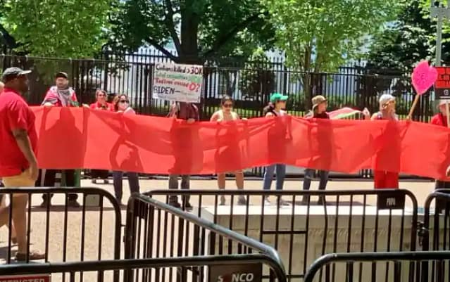 Manifestantes sostienen una pancarta roja para rodear la Casa Blanca, el 8 de junio. (Foto WW: Marta Guttenberg)