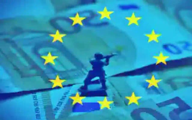Imagen soldado y estrellas europeas sobre fondo de dinero