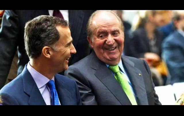 Foto de distendido diálogo entre rey actual y emérito