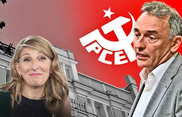 Fotos de Yolanda Díaz y Enrique Santiago con fondo logo del PCE