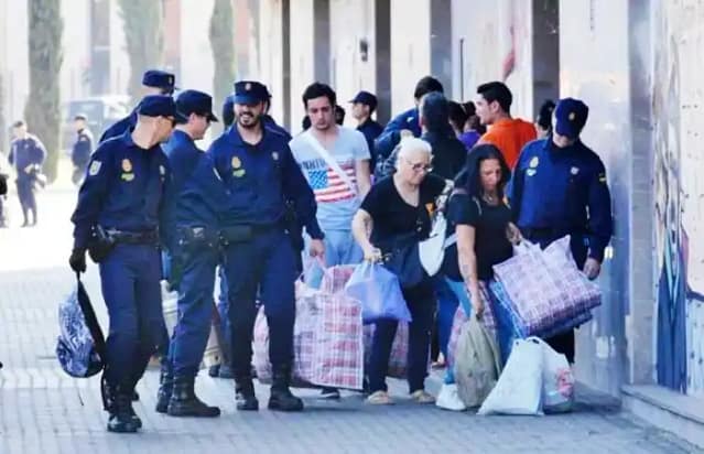 Foto de desahucio de familia con policía nacional
