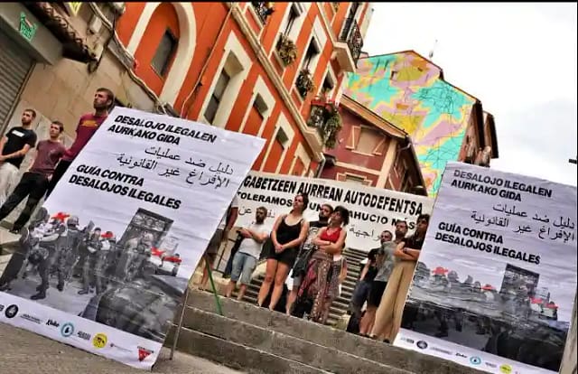 Varios colectivos sociales y sindicales de Bilbao se han concentrado en el barrio San Francisco para presentar la «Guía contra los desalojos ilegales».