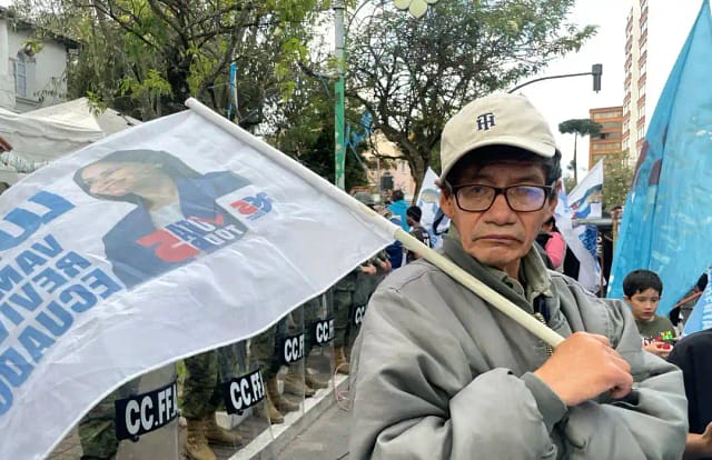 Militante de Revolución ciudadana, perdedora.