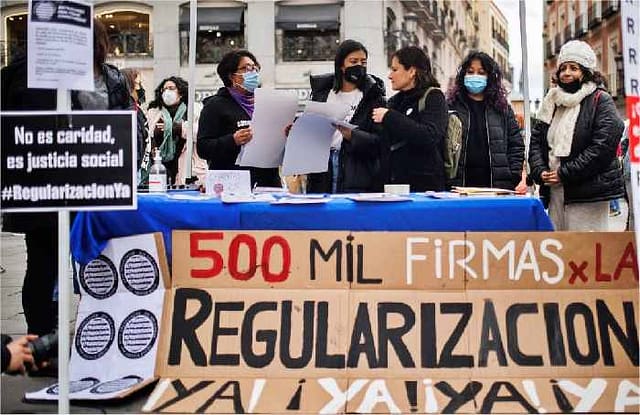Mesa de recogida de firmas de la ILP