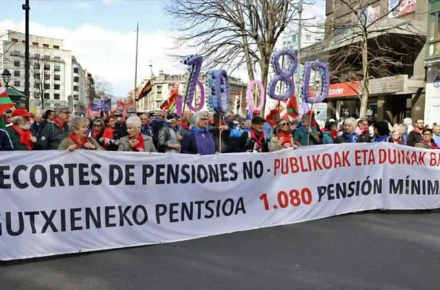 Movimiento Pensionista vasco defiende una ILP ante el Parlamento de Gasteiz.