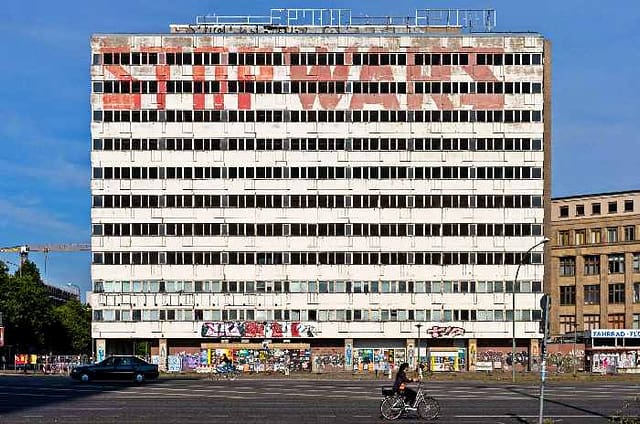 Foto de edificio en ruinas con inscripción "stop wars"