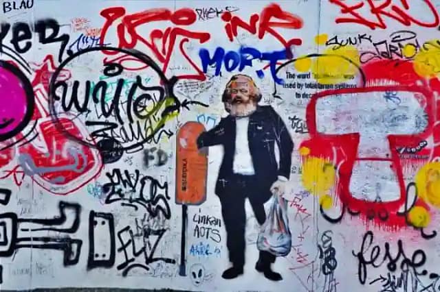 Dibujo con la imagen de Marx y pintadas