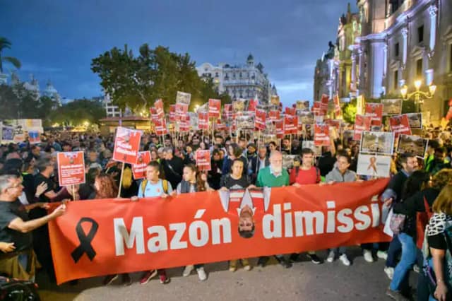 Pancarta Mazón dimisión. Imagen de archivo. Foto: KIKE TABERNER