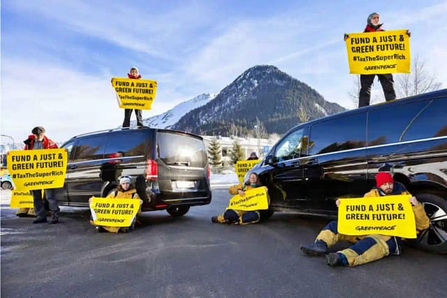 Manifestación contra el foro de Davos 2025